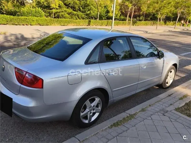 Usado Seat Exeo Reference 143 CV (105 kW) 2011 Gris / plata Berlina