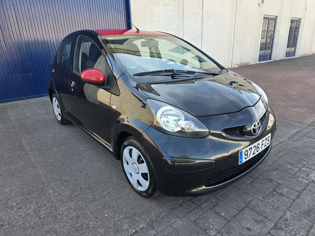 Usado Toyota Aygo 68 CV (50 kW) 2008 Negro Utilitario