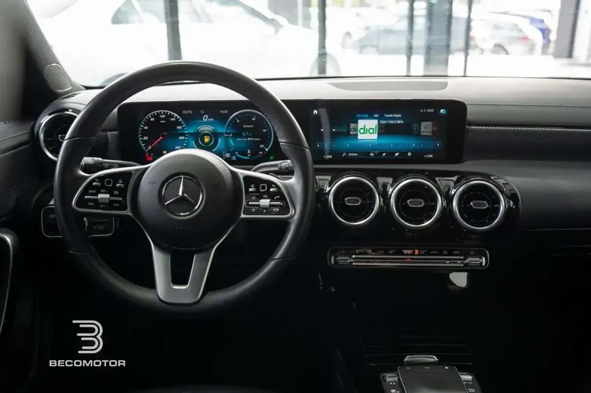 Usado Mercedes CLA200 Shooting Brake 150 CV (110 kW) 2022 Blanco Familiar