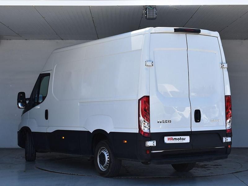 Usado Iveco Daily 136 CV (100 kW) 2021 Blanco Van