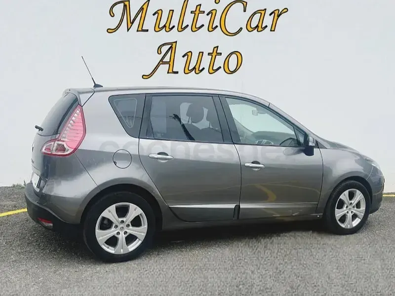 Usado Renault Scénic Dynamique 130 CV (95 kW) 2010 Gris / plata Monovolumen