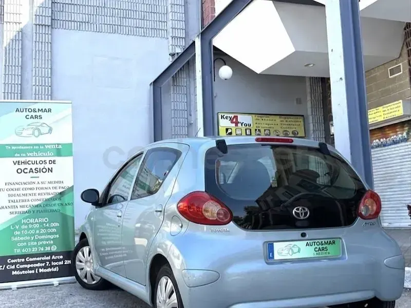 Usado Toyota Aygo 68 CV (50 kW) 2007 Azul Utilitario