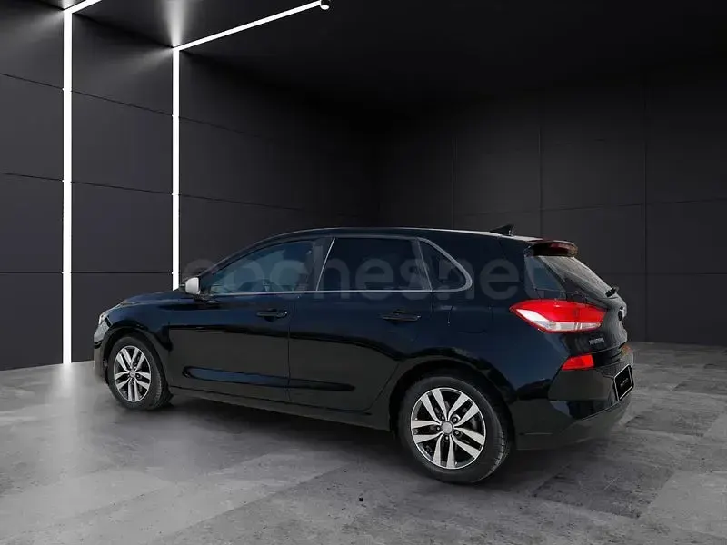 Usado Hyundai i30 120 CV (88 kW) 2019 Negro Berlina