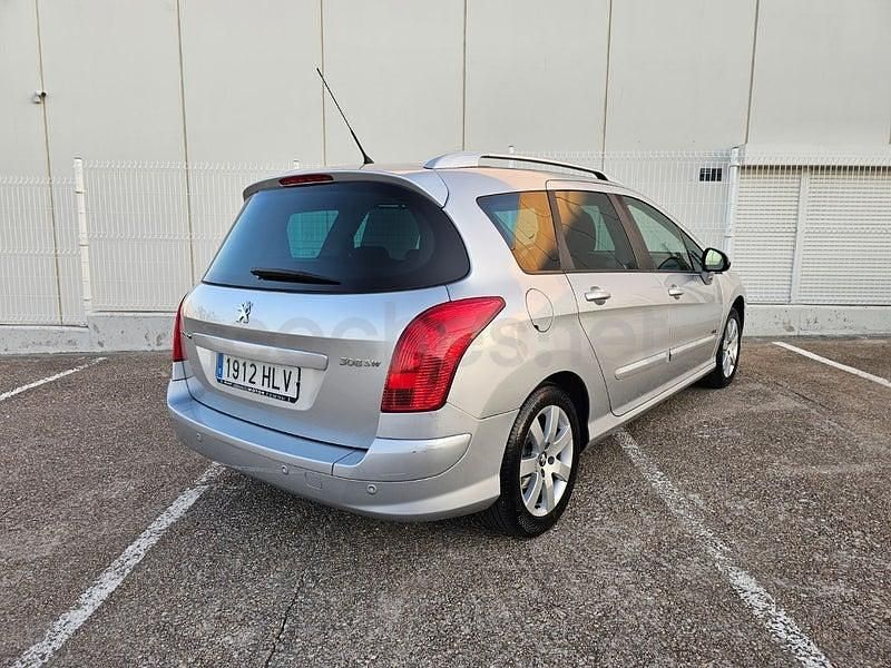 Usado Peugeot 308 SW Family 92 CV (67 kW) 2012 Gris / plata Familiar