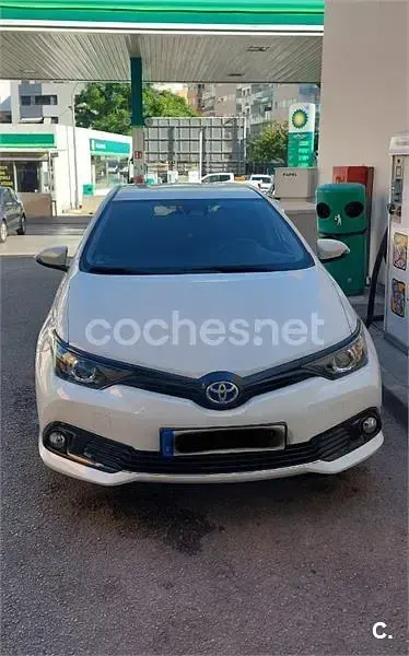 Usado Toyota Auris Hybrid Edition 136 CV (100 kW) 2018 Blanco Berlina