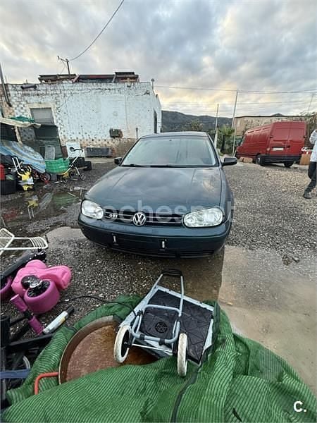 Verde Usado 2002 VW Golf Highline Berlina | 1500 € (Super precio) - Imagen 1/4