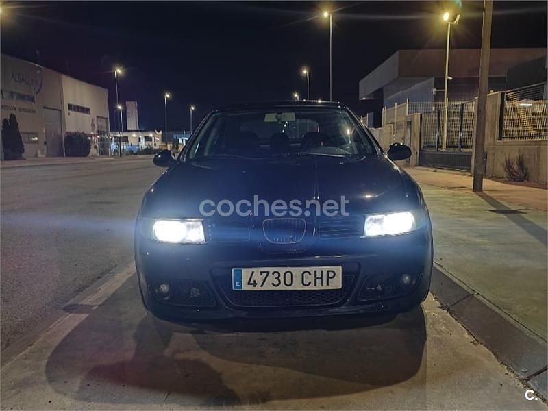 Usado Seat Leon Sport 105 CV (77 kW) 2003 Negro Berlina