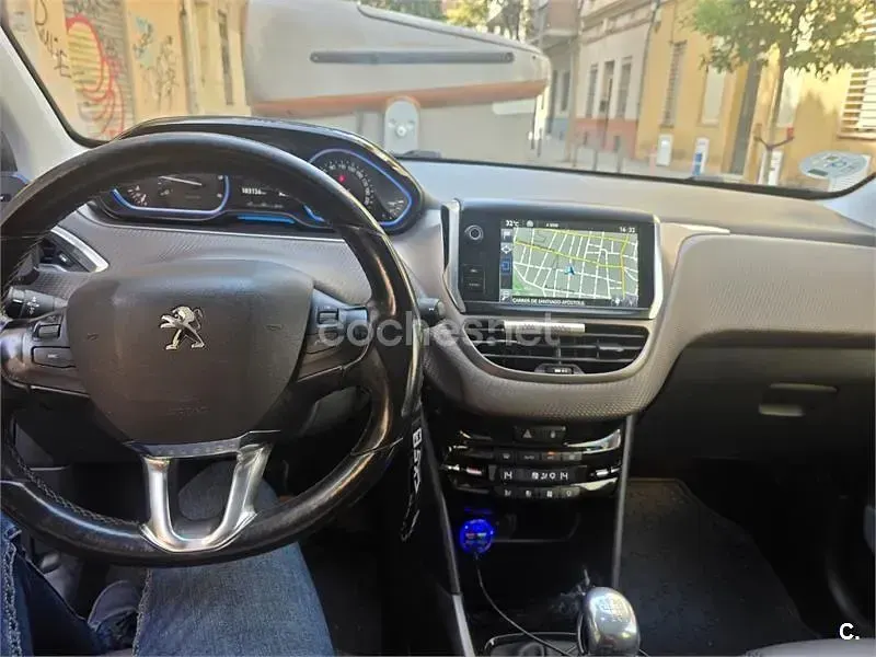Usado Peugeot 2008 Allure 120 CV (88 kW) 2015 Marrón SUV