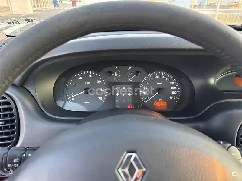 Usado Renault Mégane Expression 80 CV (58 kW) 2001 Rojo Berlina