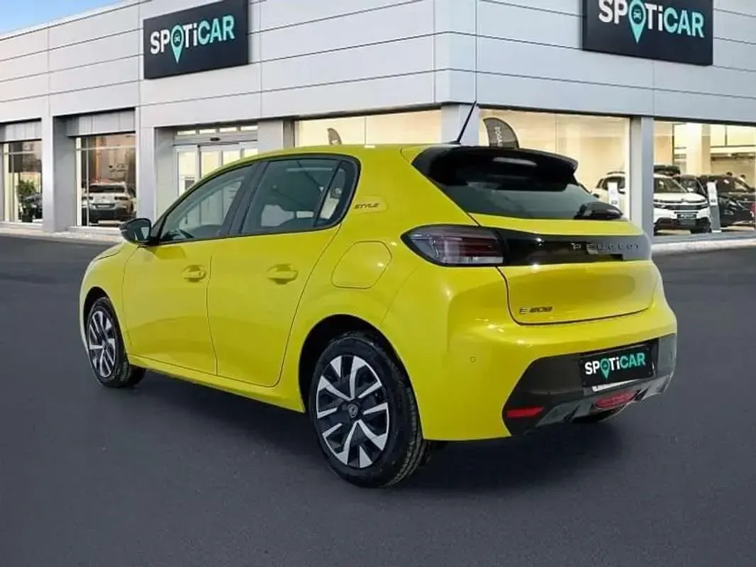 Usado Peugeot e-208 Style 114 kW (156 CV) 2026 Amarillo Utilitario