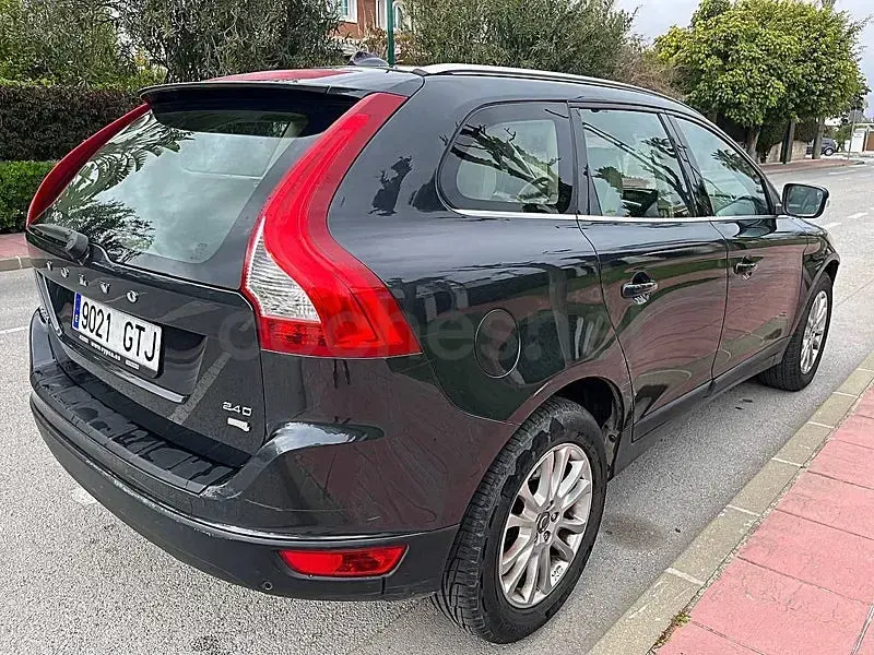 Käytetty Volvo XC60 Summum 175 HP (128 kW) 2010 Musta Katumaasturi