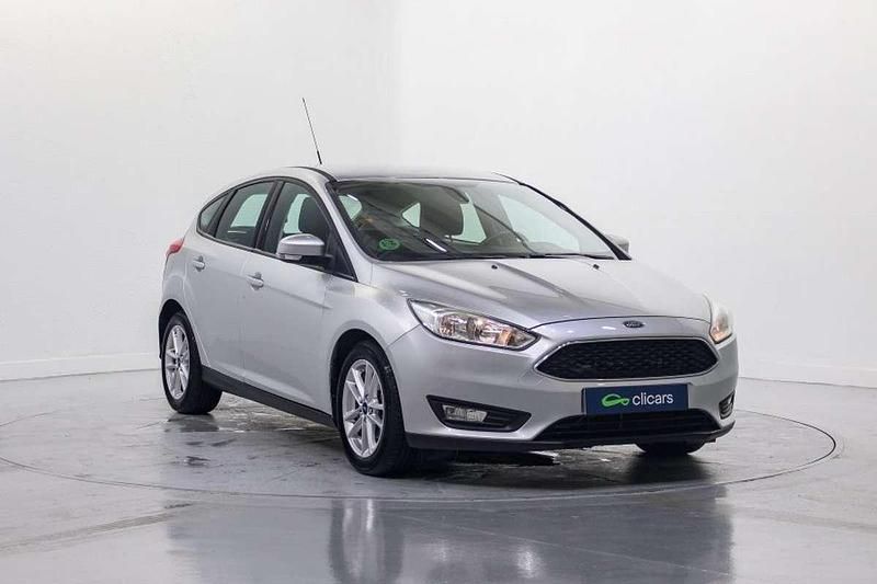 Usado Ford Focus Trend 125 CV (91 kW) 2017 Plateado Utilitario
