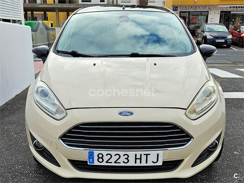 Usado Ford Fiesta Titanium 100 CV (73 kW) 2014 Beige Berlina