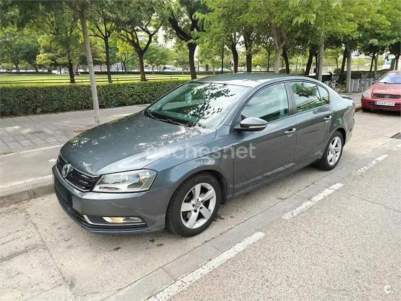 Usado VW Passat 105 CV (77 kW) 2013 Gris / plata Berlina