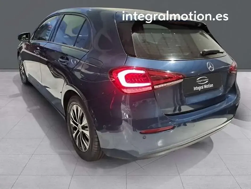 Usado Mercedes A180 109 CV (80 kW) 2021 Azul Utilitario