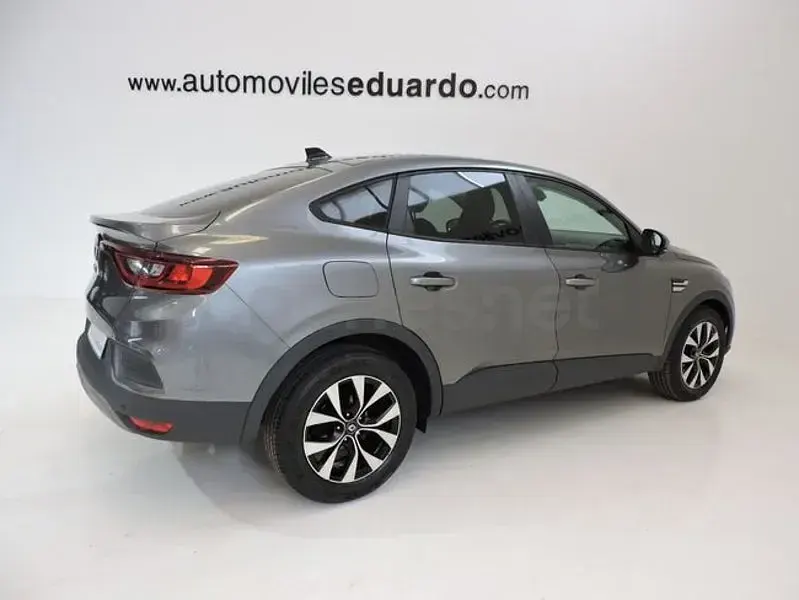 Usado Renault Arkana Intens 140 CV (102 kW) 2022 Gris / plata SUV