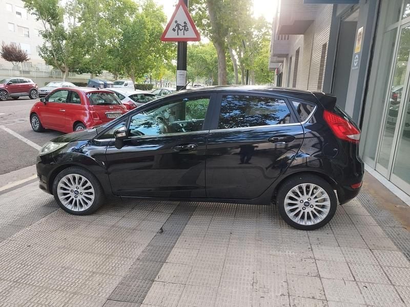 Usado Ford Fiesta Titanium 95 CV (69 kW) 2013 Negro Utilitario