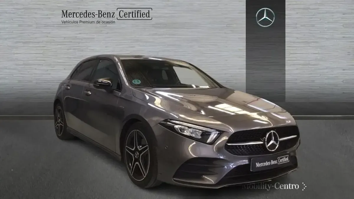 Usado Mercedes A180 AMG line 116 CV (85 kW) 2021 Mountaingrau  met. Berlina