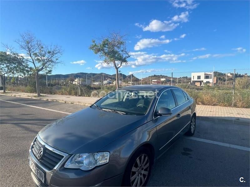 Usado VW Passat Highline 140 CV (102 kW) 2007 Gris / plata Berlina