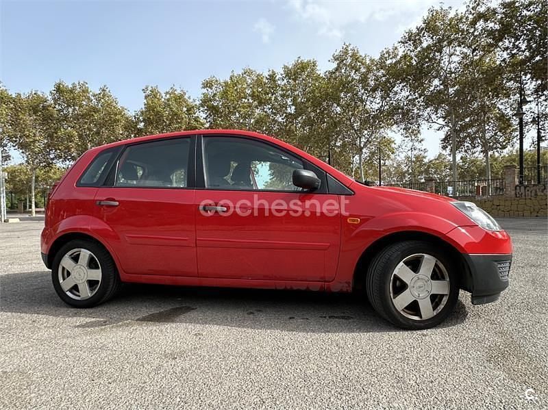 Usado Ford Fiesta Ambiente 68 CV (50 kW) 2007 Rojo Berlina