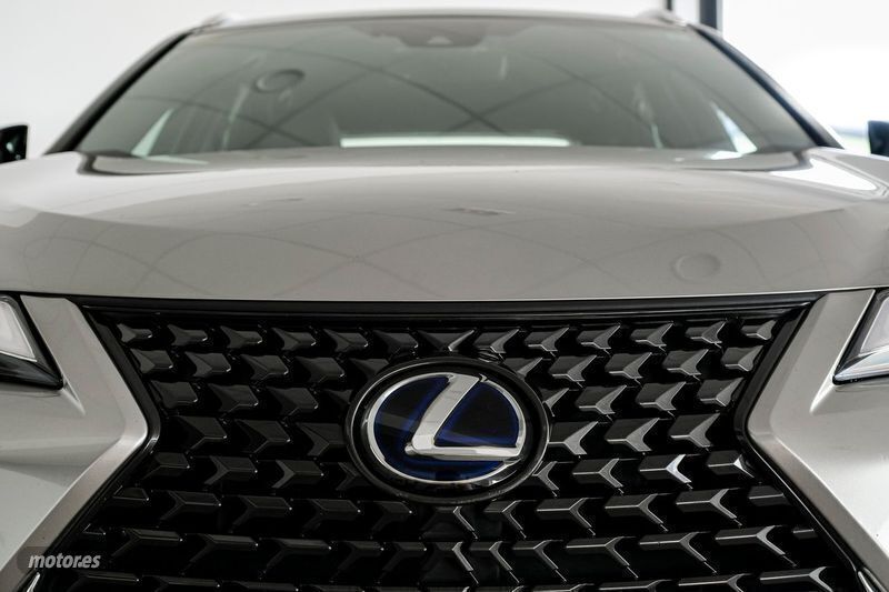 Usado Lexus UX 250h Business Edition 184 CV (135 kW) 2020 Plateado SUV