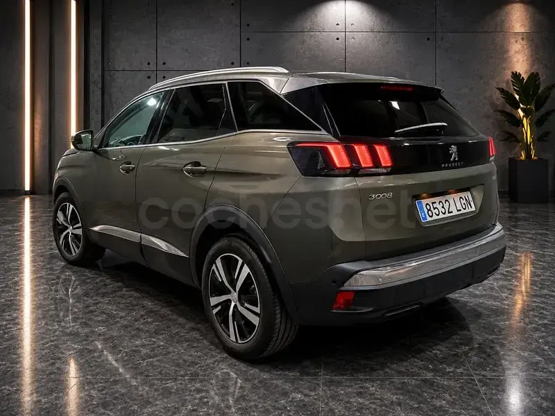Usado Peugeot 3008 Allure 130 CV (95 kW) 2020 Gris / plata SUV