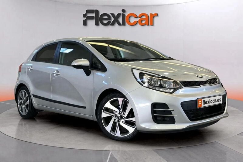 Gris Usado 2015 Kia Rio Berlina | 8990 € (Precio justo) - Imagen 1/4