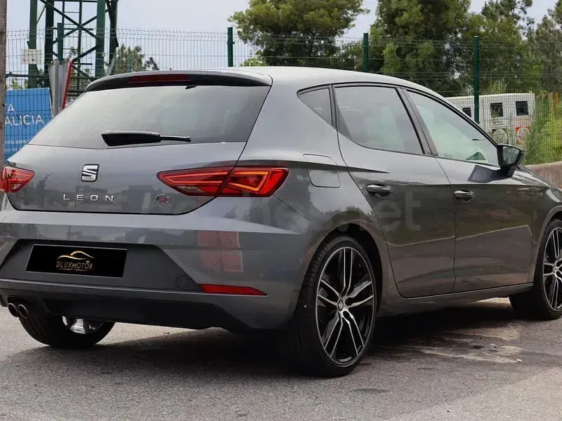 Usado Seat Leon FR 184 CV (135 kW) 2018 Gris / plata Berlina