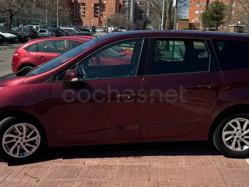 Usado Renault Grand Scénic 110 CV (80 kW) 2014 Granate Monovolumen