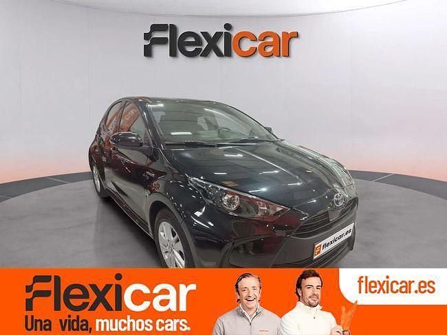 Usado Toyota Yaris Hybrid Active 116 CV (85 kW) 2021 Negro Berlina