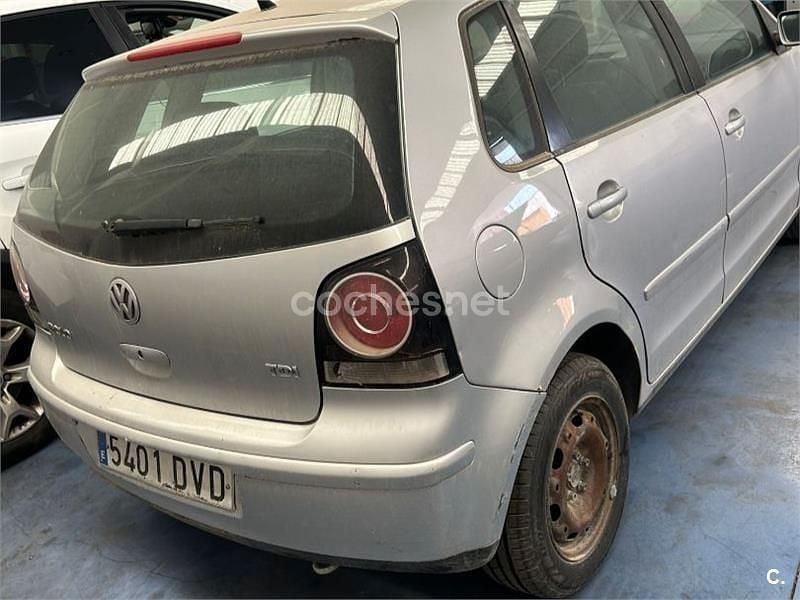 Usado VW Polo Advance 70 CV (51 kW) 2006 Gris / plata Utilitario