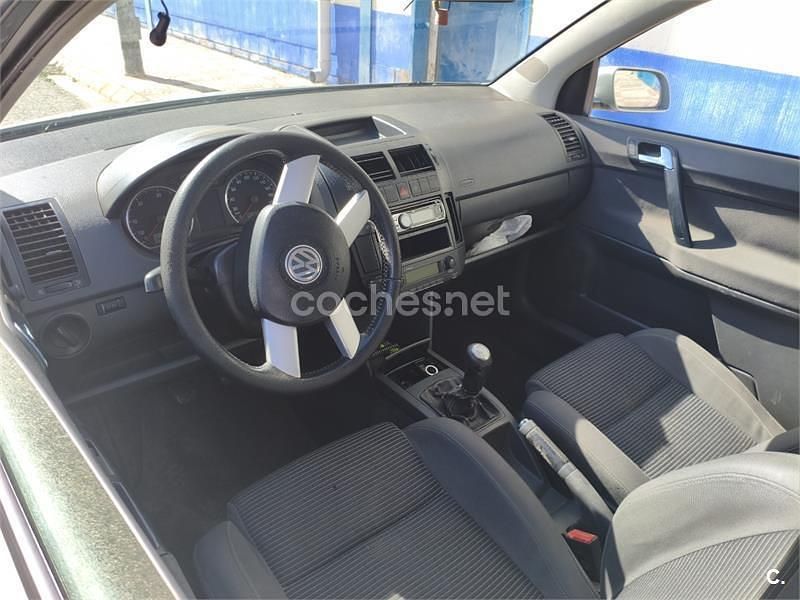 Usado VW Polo Highline 100 CV (73 kW) 2004 Gris / plata Utilitario