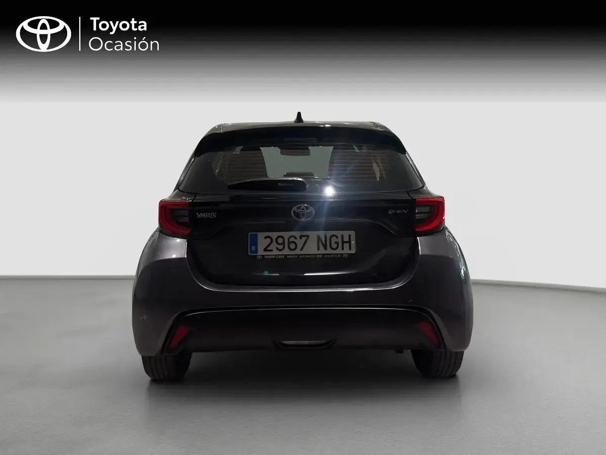 Usado Toyota Yaris 116 CV (85 kW) 2025 Gris Utilitario