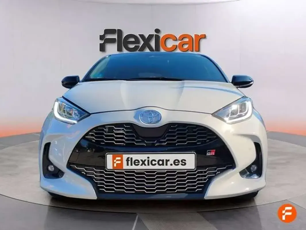 Usado Toyota Yaris Plus 131 CV (96 kW) 2024 Gris Utilitario