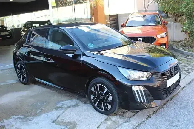 Usado Peugeot 208 Allure 103 CV (75 kW) 2025 Negro Utilitario