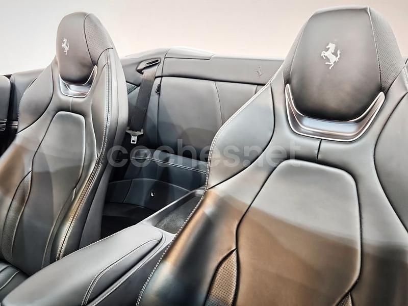 Usado Ferrari Portofino 600 CV (441 kW) 2018 Gris / plata Descapotable