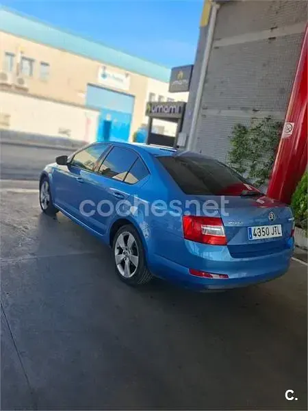 Usado Skoda Octavia Style 150 CV (110 kW) 2016 Azul Familiar