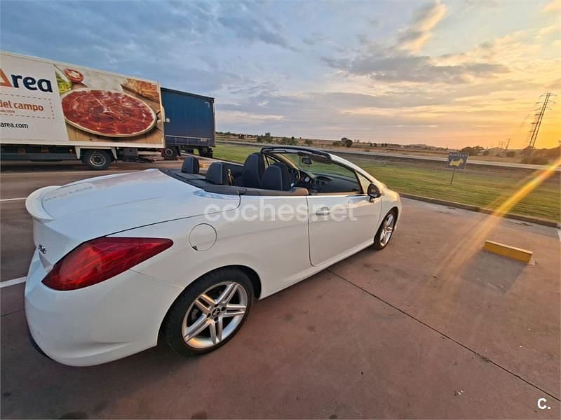 Usado Peugeot 308 CC Active 122 CV (89 kW) 2011 Blanco Descapotable