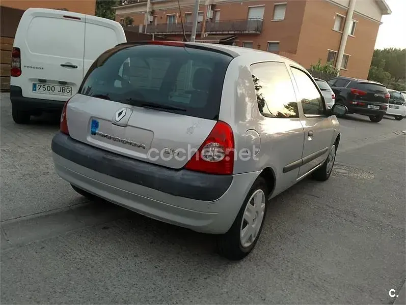 Usado Renault Clio II Expression 60 CV (44 kW) 2004 Azul Berlina