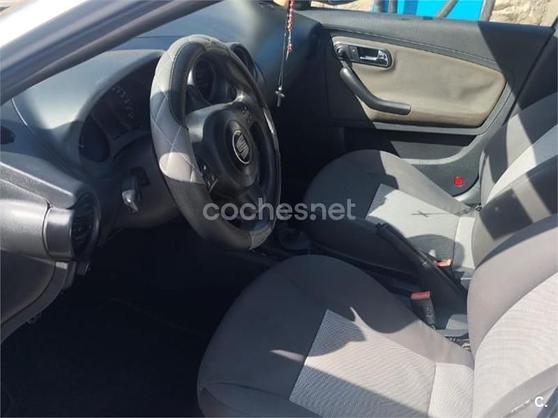 Usado Seat Ibiza Reference 75 CV (55 kW) 2005 Gris / plata Berlina