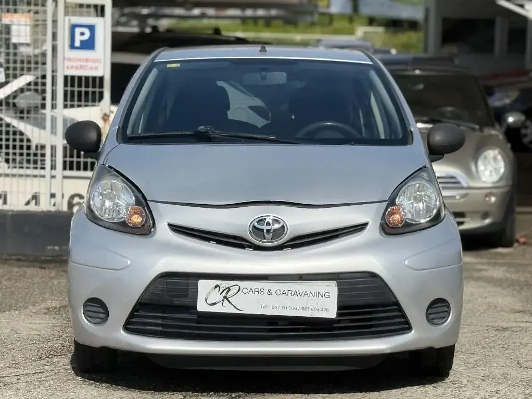 Usado Toyota Aygo Live 68 CV (50 kW) 2014 Gris Utilitario