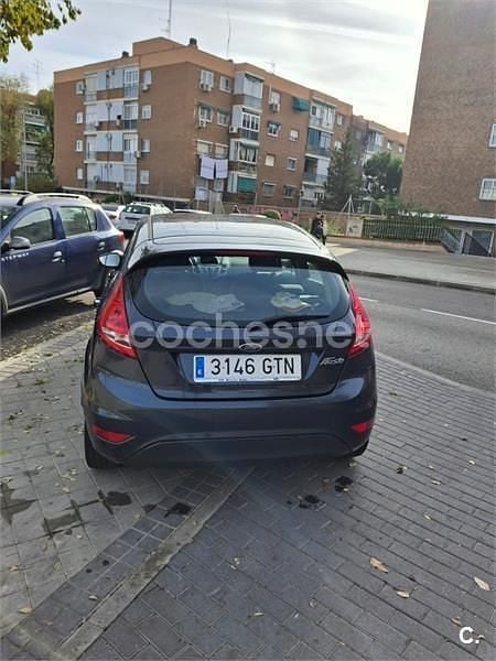 Usado Ford Fiesta Ghia 96 CV (70 kW) 2010 Gris / plata Berlina