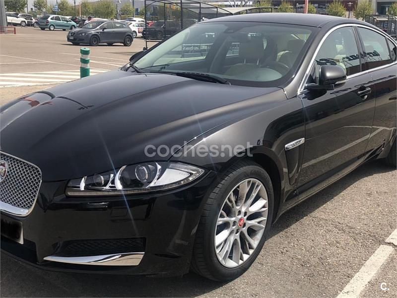 Negro Usado 2014 Jaguar XF Premium Luxury Berlina | 13.500 € (Precio justo) - Imagen 1/4
