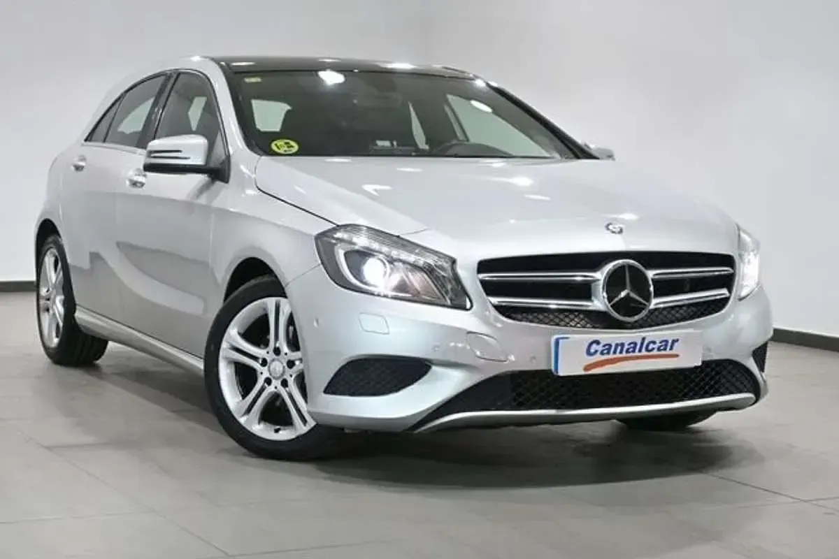 Usado Mercedes A180 116 CV (85 kW) 2014 Plateado Utilitario