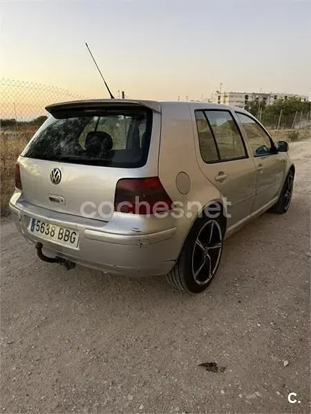 Usado VW Golf IV Highline 130 CV (95 kW) 2002 Gris / plata Berlina