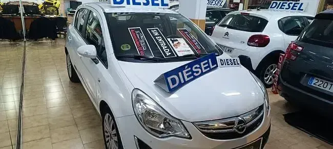 Używany Opel Corsa Expression 75 KM (55 kW) 2013 Biały Sedan/Limuzyna