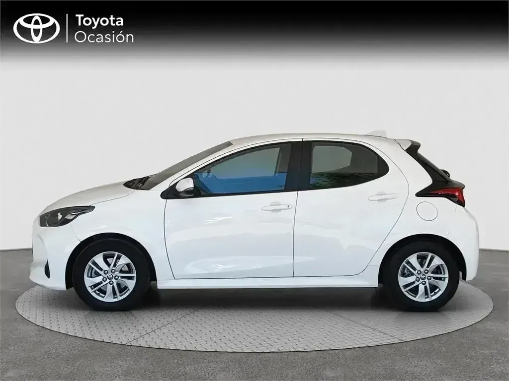 Usado Toyota Yaris Hybrid Active 116 CV (85 kW) 2022 Blanco Monovolumen