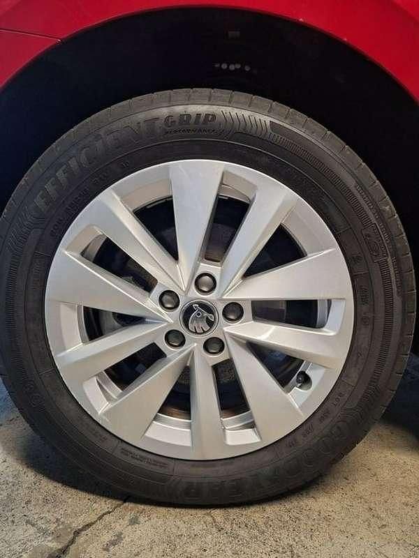 Usado Skoda Scala Ambition 110 CV (80 kW) 2023 Rojo Utilitario