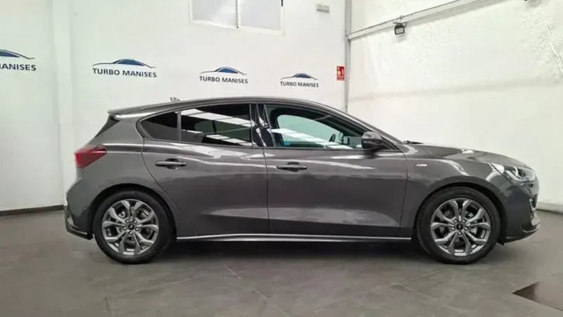 Usado Ford Focus ST-Line 155 CV (114 kW) 2026 Gris / plata Berlina