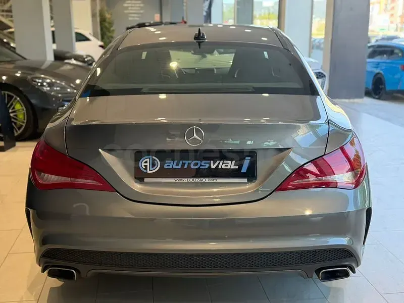 Usado Mercedes CLA200 AMG line 136 CV (100 kW) 2014 Gris / plata Coupe
